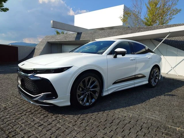 Toyota CROWN CROSSOVER G photo 2