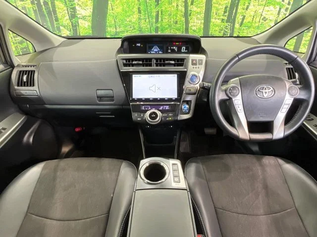 Toyota PRIUS Alpha G photo 2