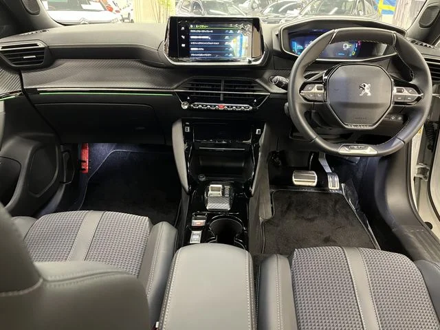 Peugeot PEUGEOT e-2008 GT photo 2