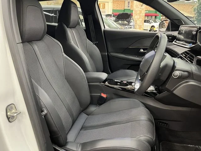 Peugeot PEUGEOT e-2008 GT photo 4