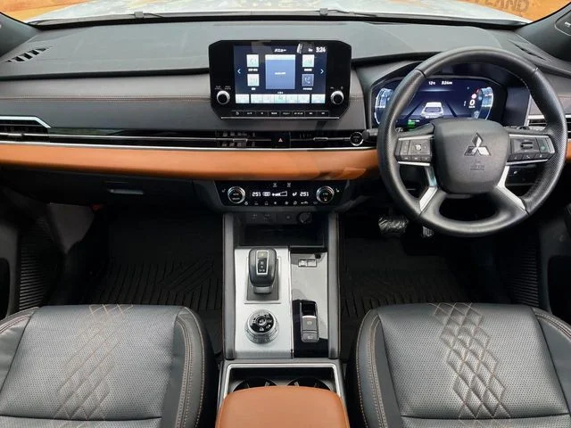 Mitsubishi OUTLANDER PHEV P photo 2