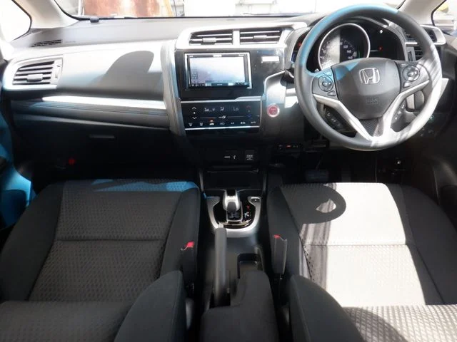 Honda FIT HYBRID F photo 2