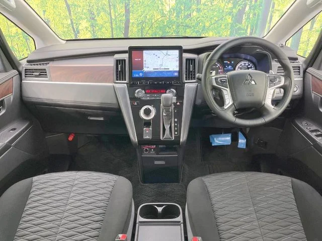 Mitsubishi DELICA D:5 4WD G photo 2