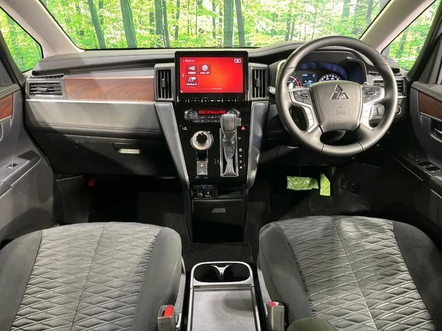 Mitsubishi DELICA D:5 4WD P photo 2