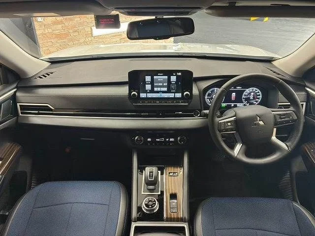 Mitsubishi OUTLANDER PHEV G photo 2