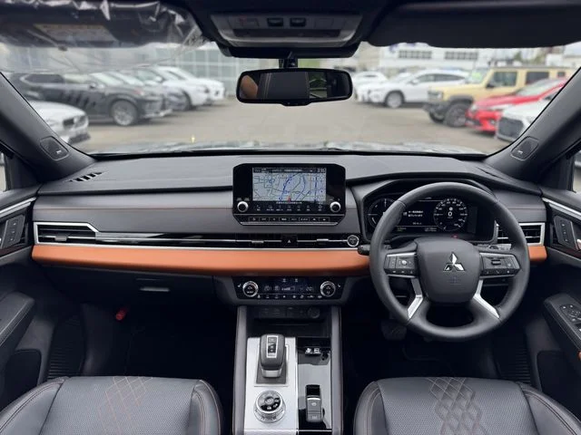 Mitsubishi OUTLANDER PHEV P photo 3