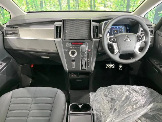 Mitsubishi DELICA D:5 4WD P photo 2