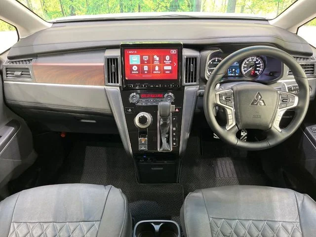 Mitsubishi DELICA D:5 4WD P photo 2