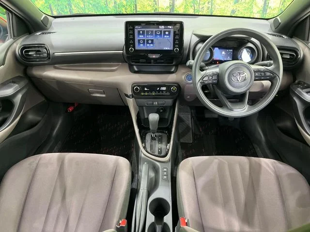 Toyota YARIS HYBRID G photo 2