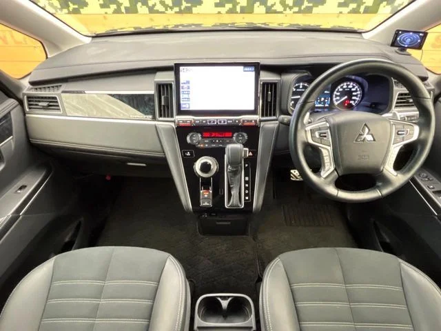 Mitsubishi DELICA D:5 4WD シャモニー photo 2
