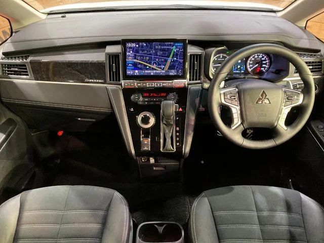 Mitsubishi DELICA D:5 4WD シャモニー photo 2