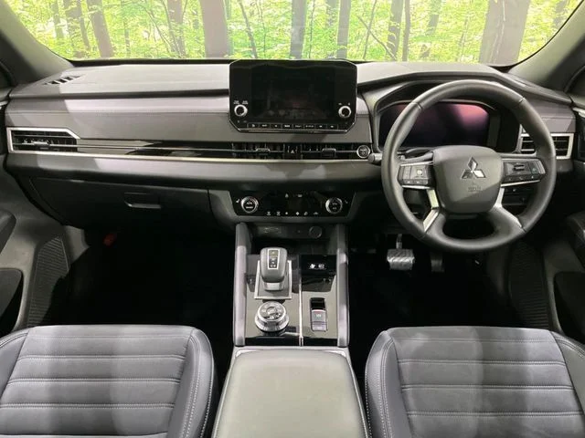 Mitsubishi OUTLANDER PHEV ブラックエディション photo 2