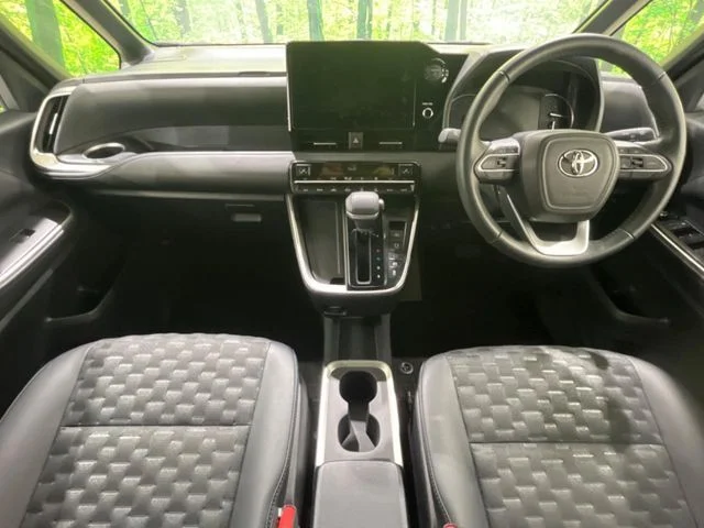 Toyota VOXY HYBRID S−Z photo 2