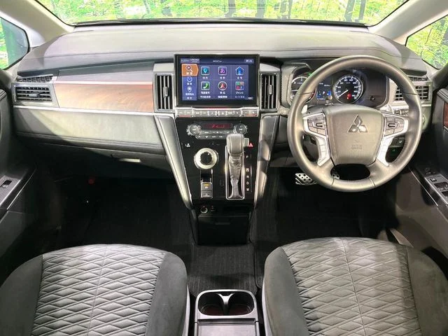 Mitsubishi DELICA D:5 4WD P photo 2