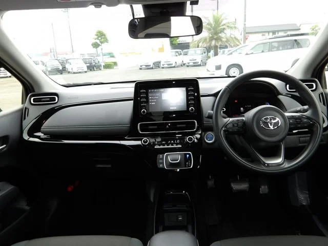 Toyota AQUA G photo 2