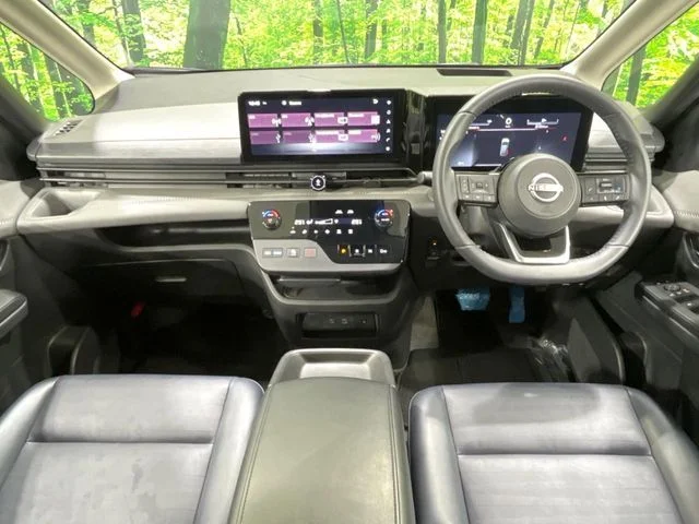 Nissan SERENA WG e−POWER　ルキシオン photo 2