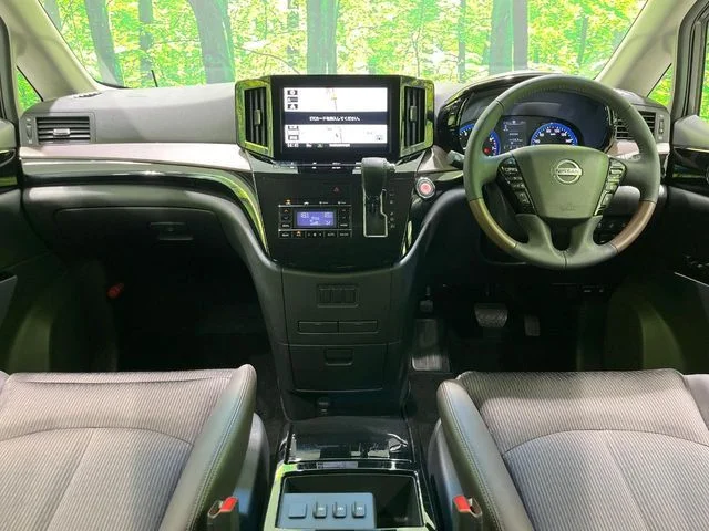 Nissan ELGRAND 250ハイウェイスターS　アーバンクロム photo 2