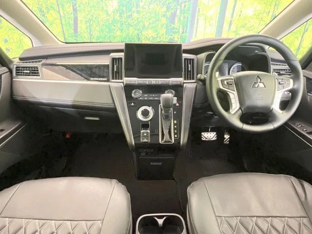 Mitsubishi DELICA D:5 4WD シャモニー photo 2