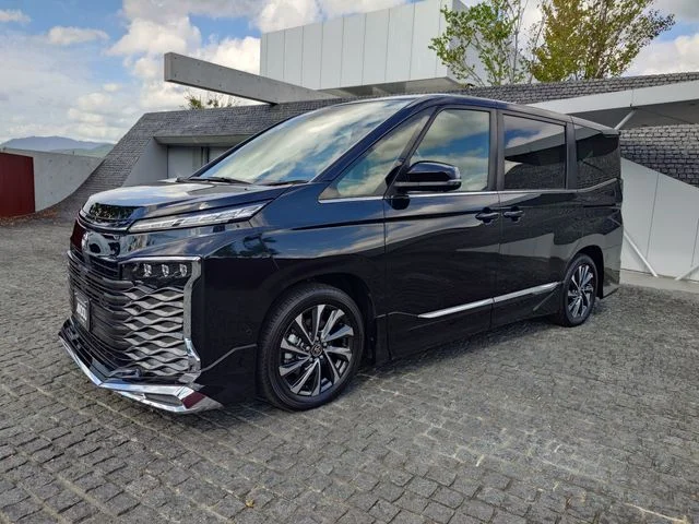 Toyota VOXY HYBRID S−Z photo 2