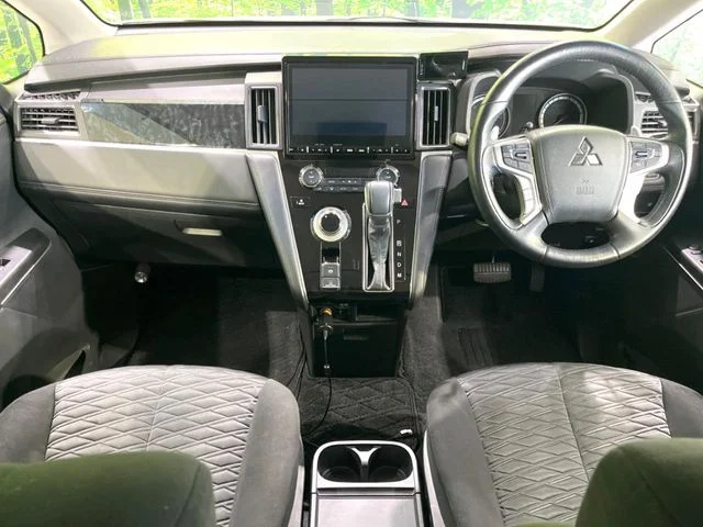 Mitsubishi DELICA D:5 4WD アーバンギア　P　エディション photo 2