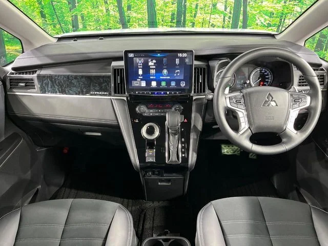 Mitsubishi DELICA D:5 4WD シャモニー photo 2