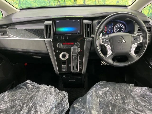 Mitsubishi DELICA D:5 4WD アーバンギア　P　エディション photo 2