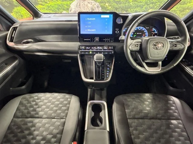 Toyota VOXY HYBRID S−Z photo 2