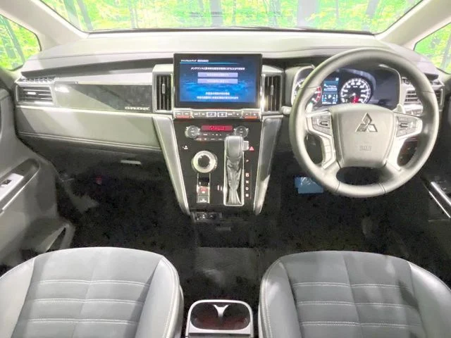 Mitsubishi DELICA D:5 4WD シャモニー photo 2