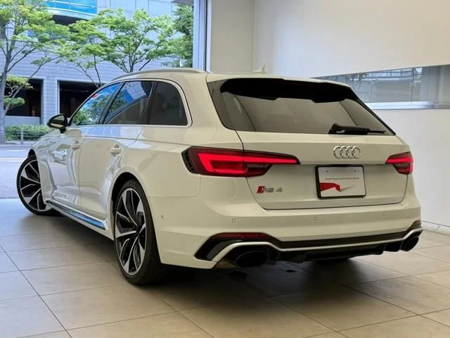 Audi AUDI RS4 AVANT ベースグレード photo 3