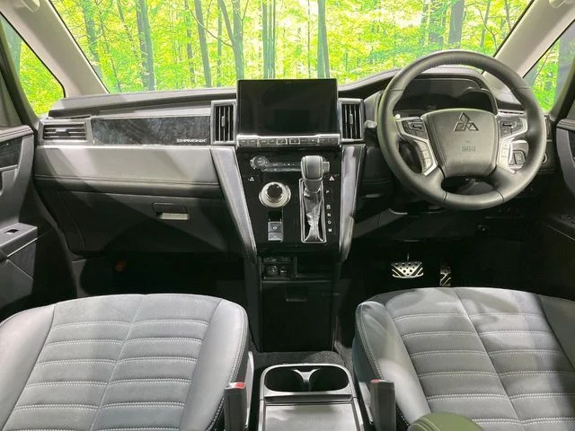 Mitsubishi DELICA D:5 4WD シャモニー photo 2