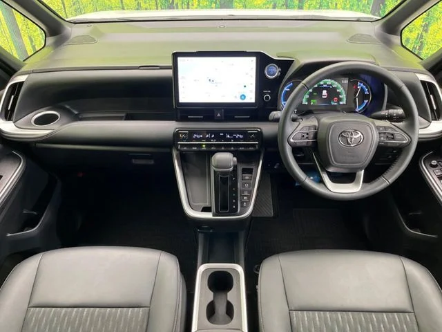 Toyota NOAH HYBRID S−Z photo 2