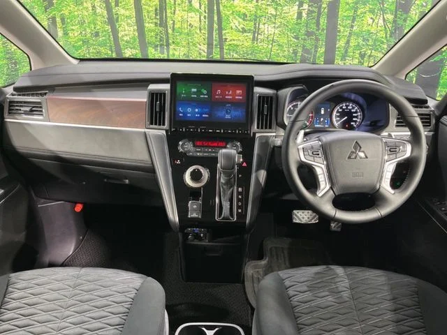 Mitsubishi DELICA D:5 4WD P photo 2