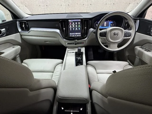 Volvo VOLVO XC60 B5　AWD　モメンタム photo 3
