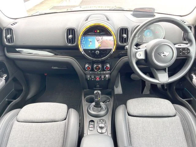 Bmw MINI COOPER D CROSSOVER ベースグレード photo 2