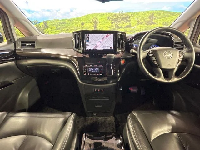 Nissan ELGRAND VIP photo 2