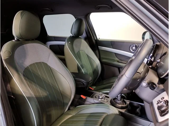 Bmw MINI COOPER D CROSSOVER アンテイムド　エディション photo 2