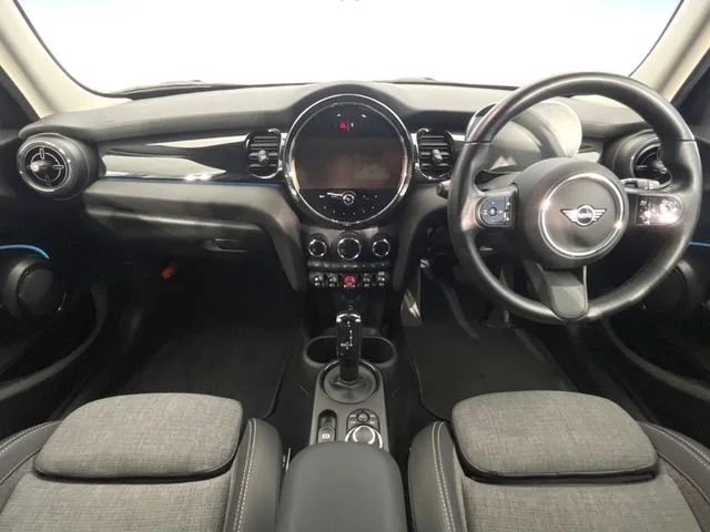 Bmw MINI COOPER D 5DOOR プレミアムプラスライン photo 2