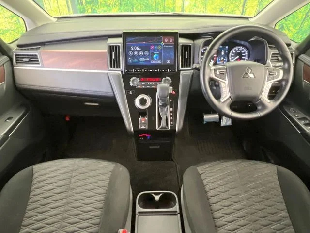 Mitsubishi DELICA D:5 4WD P photo 3