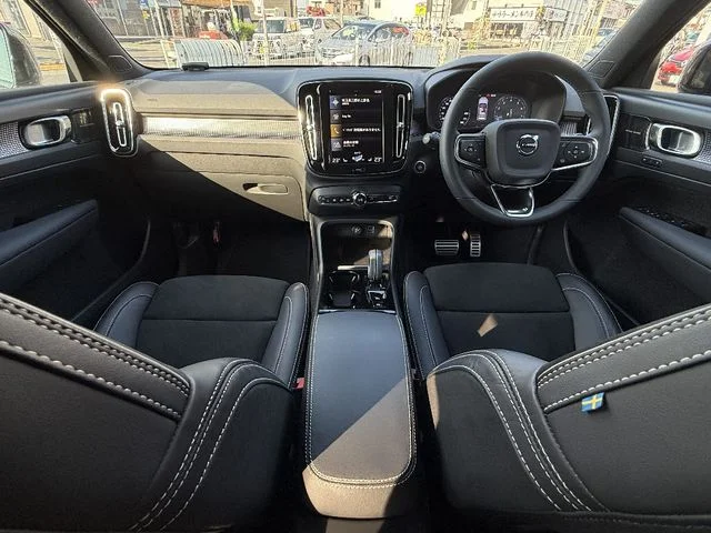 Volvo VOLVO XC40 B4　AWD　Rデザイン photo 3