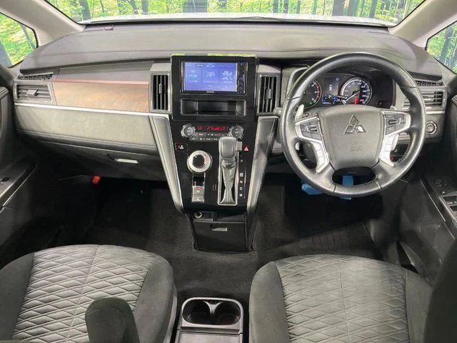 Mitsubishi DELICA D:5 4WD P photo 2