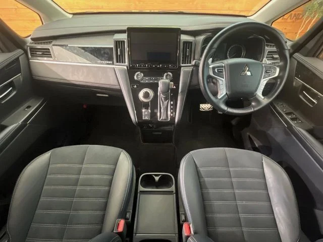Mitsubishi DELICA D:5 4WD シャモニー photo 2