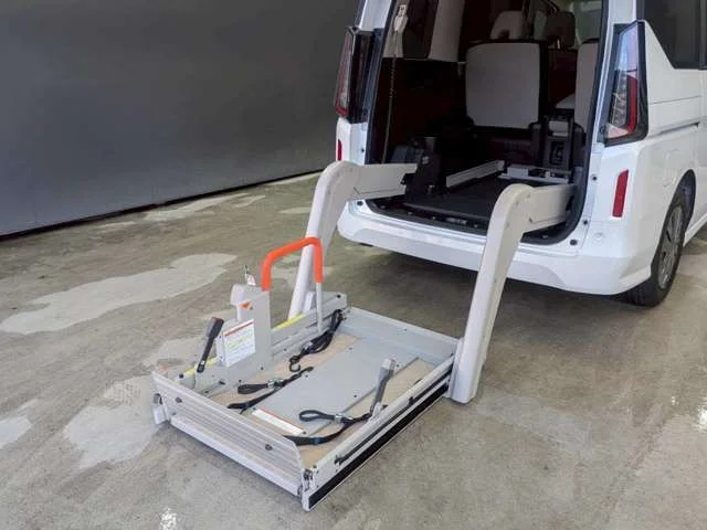 Nissan SERENA WG 2．0Xチェアキャブリフタータイプ photo 3