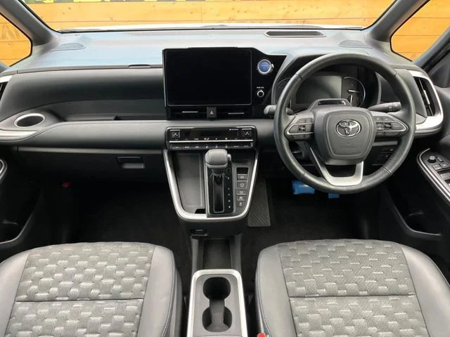 Toyota VOXY HYBRID S−Z photo 2