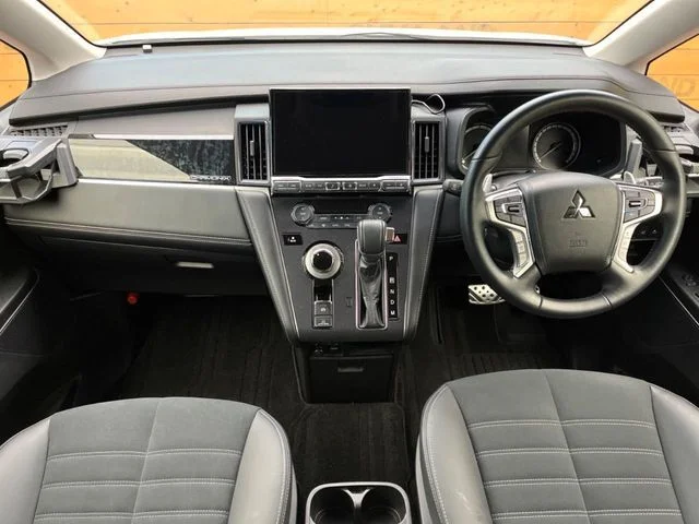 Mitsubishi DELICA D:5 4WD シャモニー photo 2