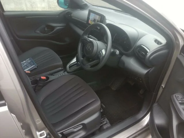 Toyota YARIS HYBRID G photo 2