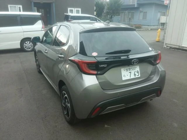 Toyota YARIS HYBRID G photo 3
