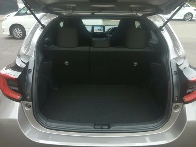 Toyota YARIS HYBRID G photo 4