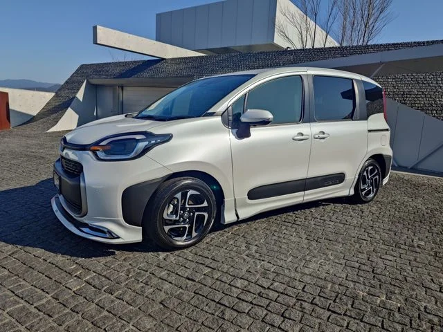 Toyota SIENTA HYBRID Z photo 2