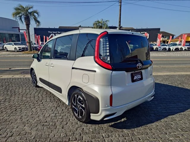 Toyota SIENTA HYBRID Z photo 3