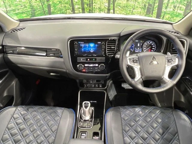 Mitsubishi OUTLANDER PHEV G　プラスパッケージ photo 2